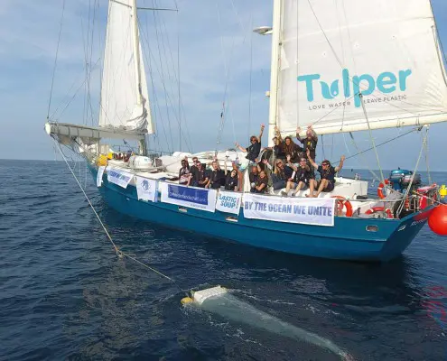 by-the-ocean-we-unite-plastic-verzamelen-boot