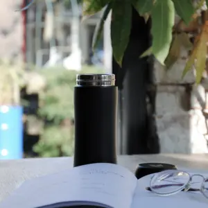 Zwarte Tumbler tijdens lezen