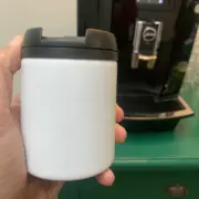 Kleine goedkope koffiemachine beker