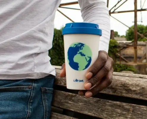 koffiebeker onderweg met logo