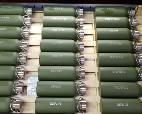 met extra individuele naam drinkflessen