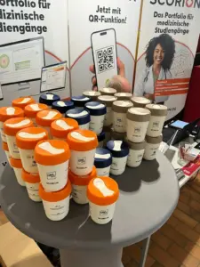 diverse bekers kleuren met bedrukking