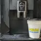 Koffiebeker onder koffiemachine met logo