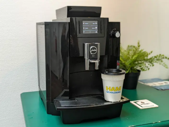 Retulp koffiemachine herbruikbare koffiebekers met logo als alternatief SUP wetgeving