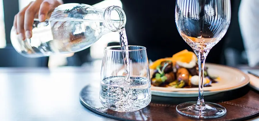 Duurzaam dineren: kraanwater serveren in stijl tijdens Kerst