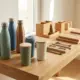 Duurzame cadeaus op houten tafel: herbruikbare waterflessen, thermosbekers en eco-vriendelijke kantoorartikelen