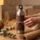 Handen wikkelen premium roestvrijstalen waterfles in duurzame cadeauverpakking met henneptouw en planten