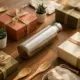 Duurzame cadeauset met RVS waterfles, eco-vriendelijke geschenkdozen en bamboe accessoires op houten ondergrond