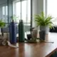 Duurzame waterflessen en koffiebekers in blauw en groen op houten vergadertafel in modern kantoor met planten
