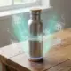 Moderne duurzame waterfles met LED-indicatoren en QR-code op houten bureau met holografische geschenkiconen en blauwe verlichting