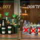 Zakelijke cadeaus vergelijking: duurzame waterflessen en koffiemokken versus goedkope plastic items in luxe verpakking