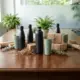 Houten vergadertafel met luxe relatiegeschenken: roestvrijstalen waterflessen, thermobekers en eco-vriendelijke verpakking