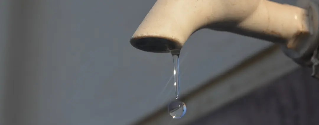 Photo watertap herbruikbare flessen kantoor