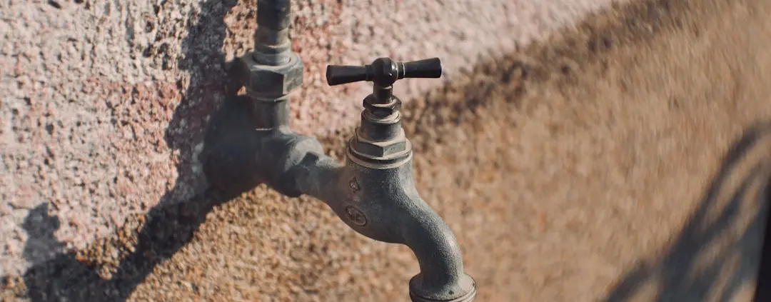 Photo Watertap combineren met bedrukte flessen