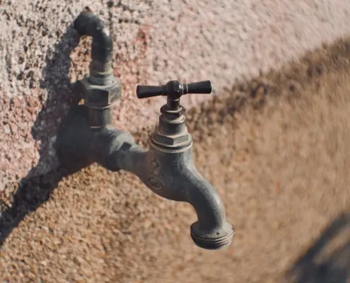 Photo Watertap combineren met bedrukte flessen