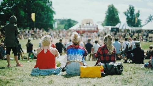 Festivals en plastic bekers festivalterrein