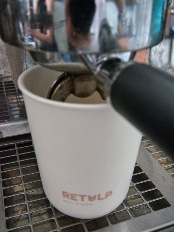 Retulp travel-cup koffie onderweg