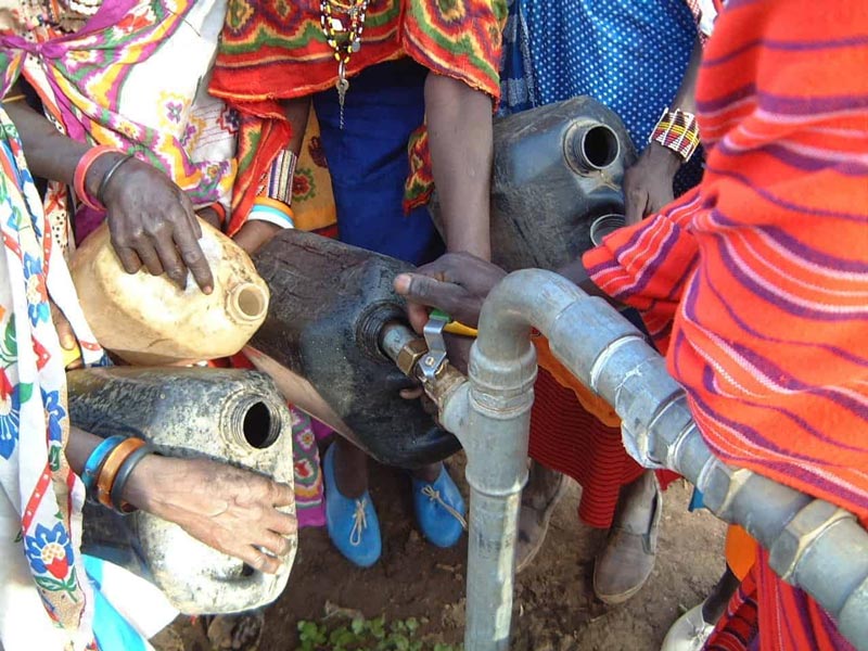 Handen aan pomp in Kenia
