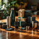 Elegante zakelijke relatiegeschenken op houten vergadertafel: gegraveerde waterflessen, thermosbekers en luxe drinkware