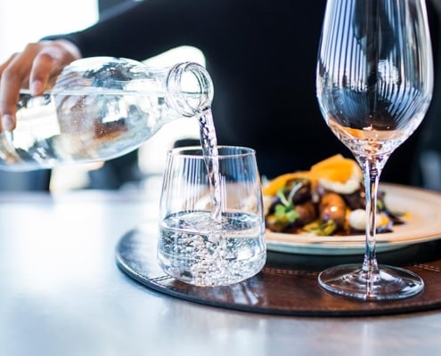 Duurzaam dineren: kraanwater serveren in stijl tijdens Kerst