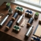 Houten bureau met luxe relatiegeschenken: RVS waterflessen, thermische koffiemokken en duurzame producten in cadeauverpakking