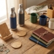 Houten bureau met luxe relatiegeschenken: waterflessen, mokken, notitieboeken en bamboe items met logo's
