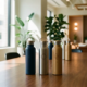 Diverse herbruikbare waterflessen met bedrijfslogo's op moderne conferentietafel in kantoor met natuurlijk licht
