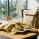 Herbruikbare bijenwas foodwrap op houten snijplank naast canvas lunchtas op bamboe bureau in moderne kantoorkeuk