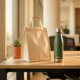 Canvas lunchtas en Retulp waterfles op houten bureau met succulent in gouden zonlicht