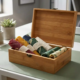 Kleurrijke herbruikbare voedselverpakkingen in elegante houten geschenkdoos op modern bureau met natuurlijk licht