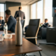 Stalen herbruikbare waterfles op conferentietafel omringd door wegwerp plastic flessen in kantooromgeving
