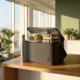 Geïsoleerde koeltas met gezonde salades en lunchcontainers op moderne kantoorkeukentafel, herbruikbare waterfles ernaast