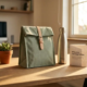 Herbruikbare lunchtas van natuurlijk canvas op modern bureau naast waterfles en welkomstkaart in warm zonlicht