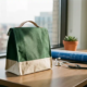 Duurzame herbruikbare lunchtas in bosgroen op modern kantoorbureau met stethoscoop, blauwdrukken en plantje