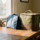 Milieuvriendelijke geïsoleerde koeltas van gerecyclede materialen naast traditionele lunchtas op houten bureau