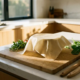 Milieuvriendelijke voedselverpakking op bamboe snijplank omgeven door verse groenten en houten keukengerei in moderne keuken