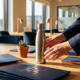 Gegraveerde roestvrijstalen waterfles op HR-manager bureau met welkomstmaterialen en vetplant in warm kantoorlicht